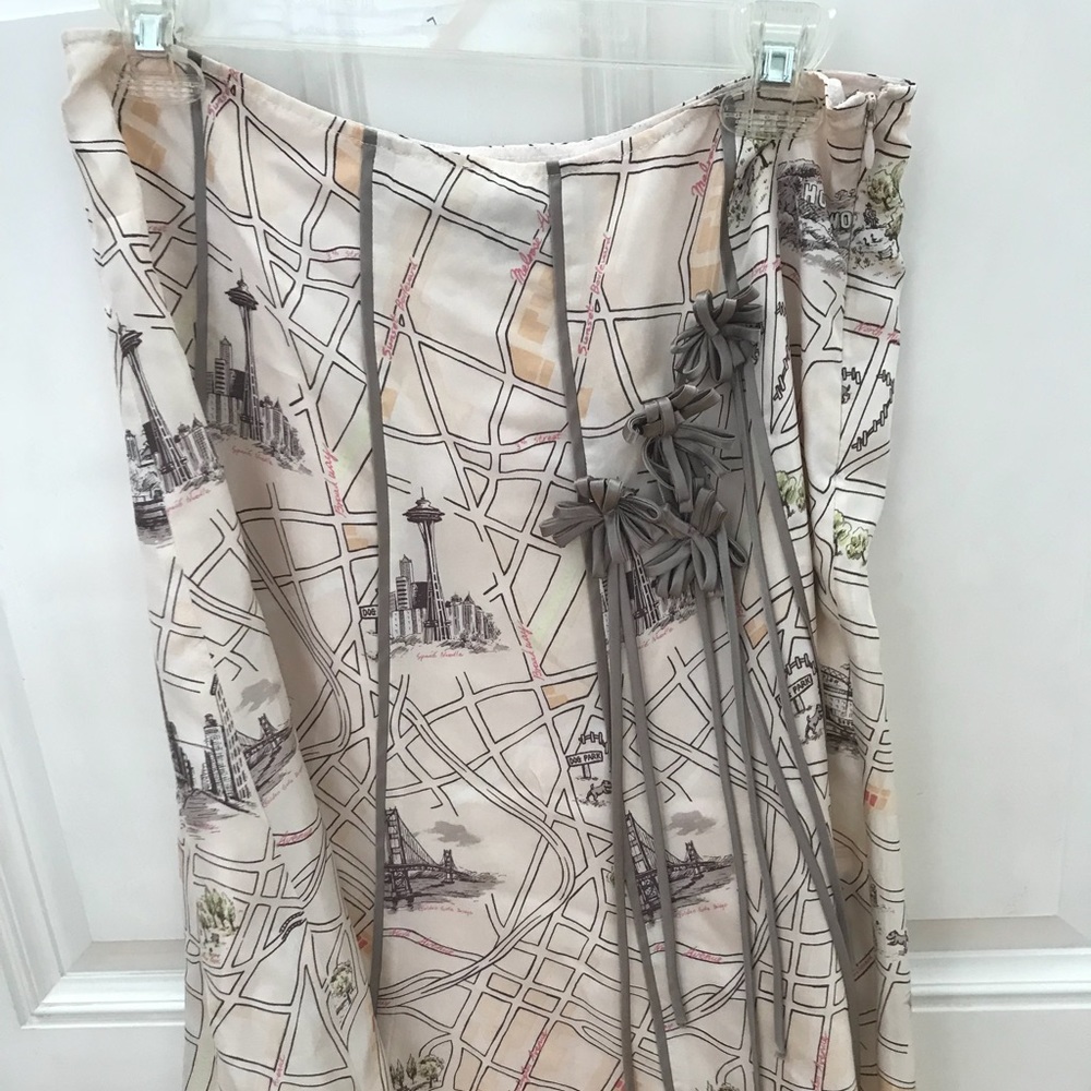 Skirt with Paris like design theme. Women’s 6.